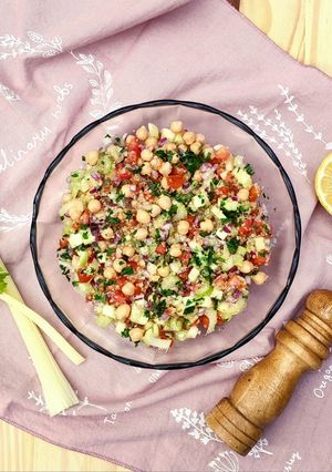 Una foto de 🌸 Ensalada proteica de Primavera 🌸 Full color: Quinoa, garbanzos, tomate, cebolla, pepino y apio