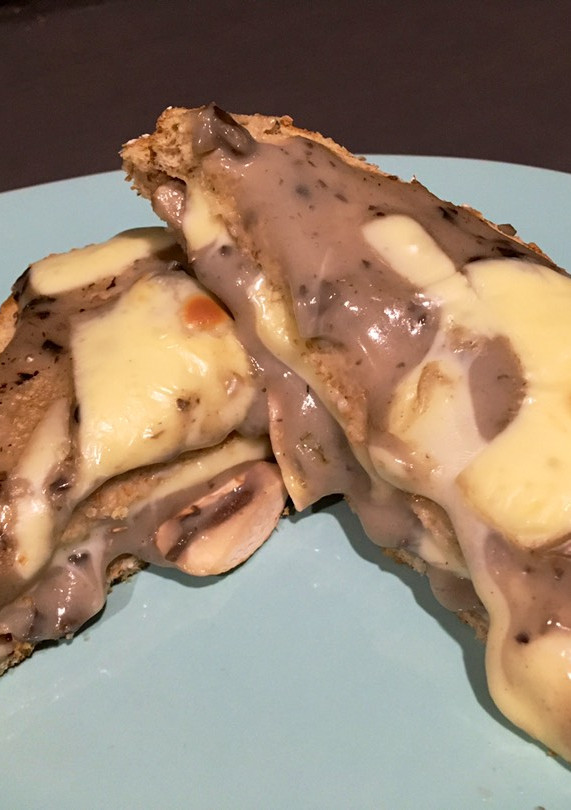 Una foto de Sándwich horneado de champiñones