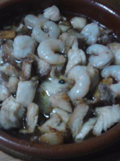 Una foto de Gambas al ajillo con pollo a la pimienta
