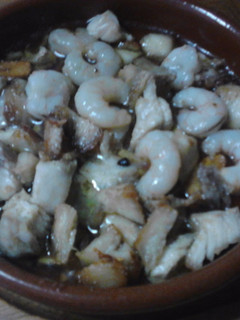 Una foto de Gambas al ajillo con pollo a la pimienta