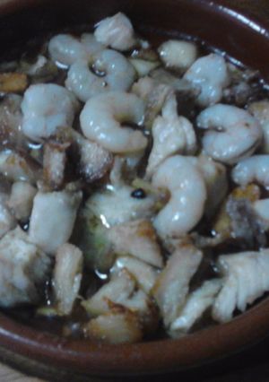 Una foto de Gambas al ajillo con pollo a la pimienta