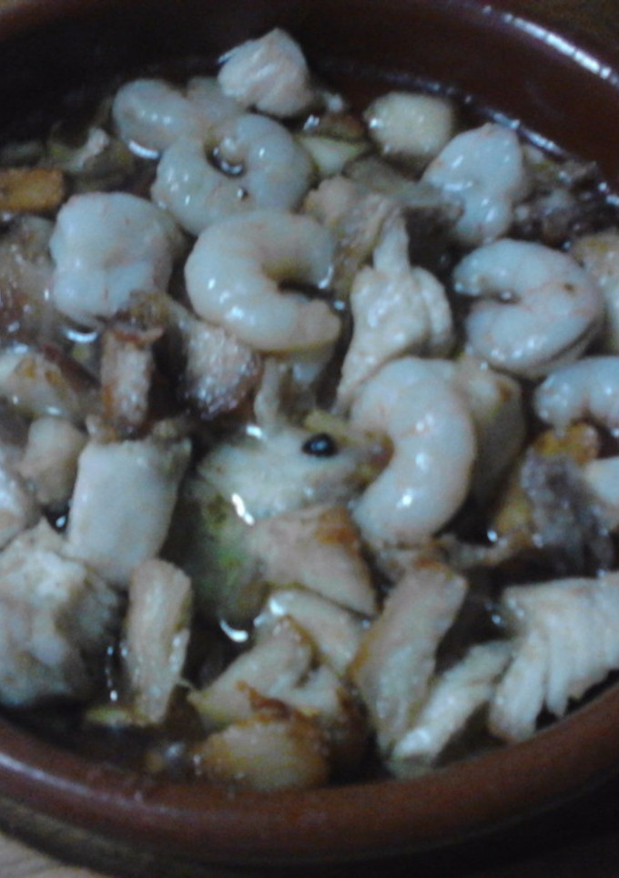Una foto de Gambas al ajillo con pollo a la pimienta
