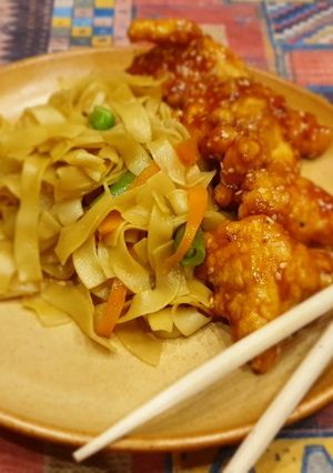 Kínai szezámmagos csirke pirított tésztával recept fotója