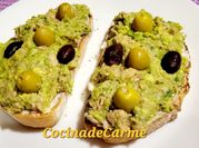 Una foto de desayuno tostada de atún