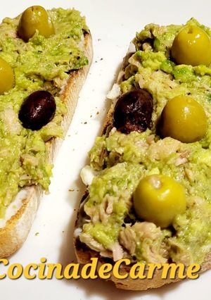 Una foto de Montaditos de queso con crema de aguacate y atún
