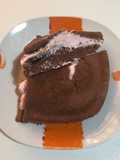 Choco-bizcocho de proteína relleno con yogur de fresa proteico