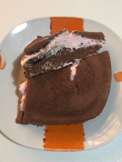 Una foto de Choco-bizcocho de proteína relleno con yogur de fresa proteico