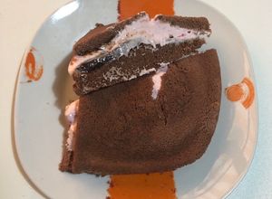Foto principal de Choco-bizcocho de proteína relleno con yogur de fresa proteico