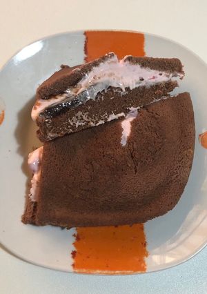 Una foto de Choco-bizcocho de proteína relleno con yogur de fresa proteico