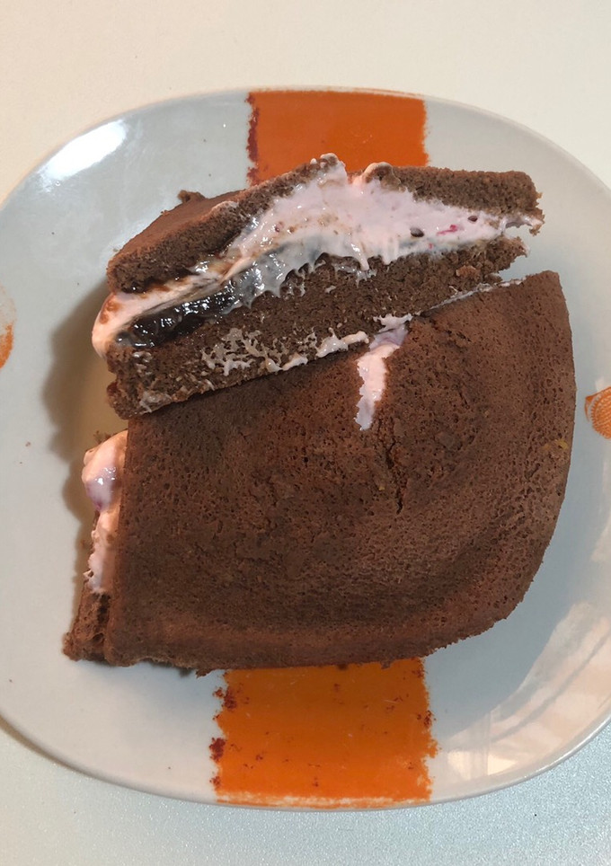 Una foto de Choco-bizcocho de proteína relleno con yogur de fresa proteico