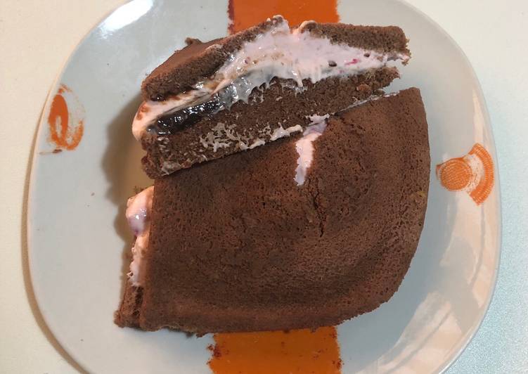 Choco-bizcocho de proteína relleno con yogur de fresa proteico