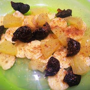 Desayuno saludable: banana, anana, ciruelas pasas, miel y canela