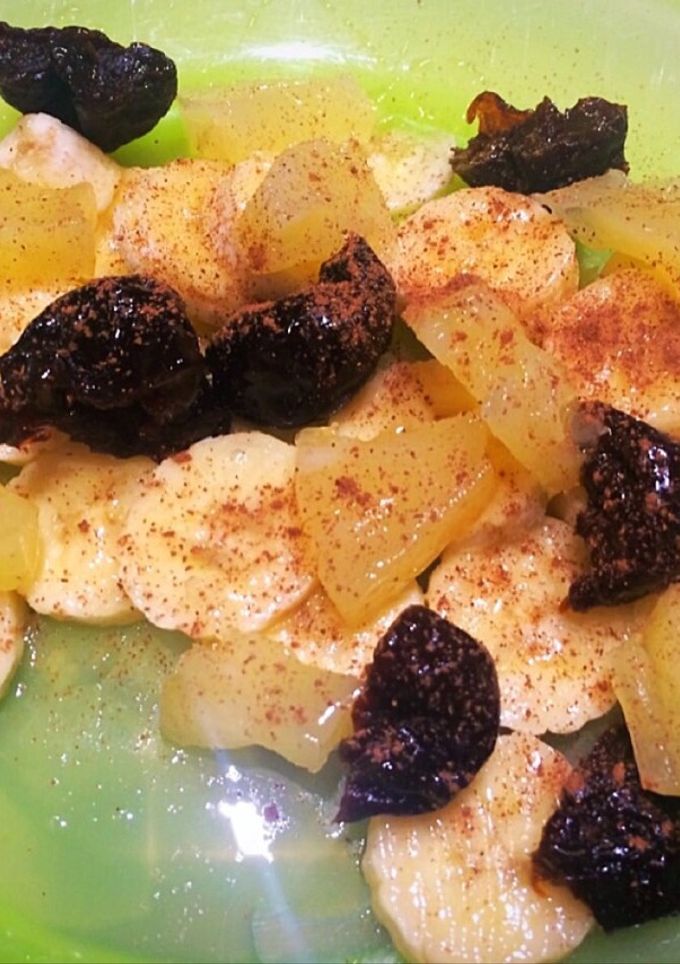 Una foto de Desayuno saludable: banana, anana, ciruelas pasas, miel y canela