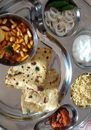ગાંઠીયા લીલી ડુંગળી બટેટાનું શાક(Ganthiya-lili dungli-bataka nu shak recipe in Gujarati) રેસીપી મુખ્ય ફોટો