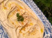 Una foto de humus alubias