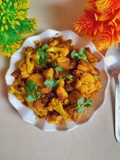 गोभी आलू की सूखी सब्जी(gobhi aloo ki sukhi sabzi recipe in hindi) रेसिपी मुख्य फोटो