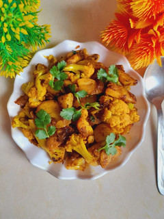 गोभी आलू की सूखी सब्जी(gobhi aloo ki sukhi sabzi recipe in hindi) रेसिपी मुख्य फोटो