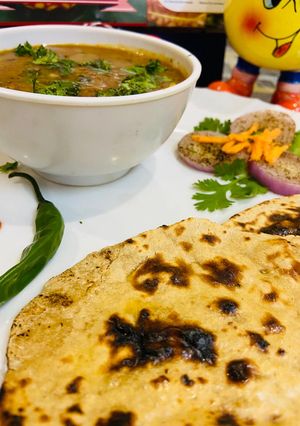 A picture of Dal makhni with naan.