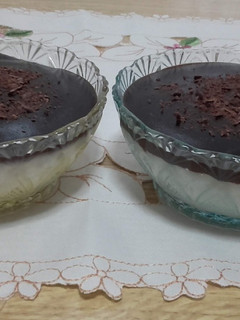 Una foto de Natillas de leche de coco y chocolate