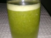 Una foto de batido de apio y jengibre