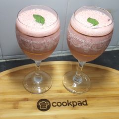 A picture of Strawberry🍓 Banana 🍌Smoothie 🍸.