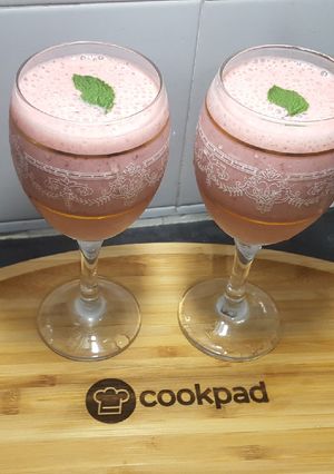 A picture of Strawberry🍓 Banana 🍌Smoothie 🍸.