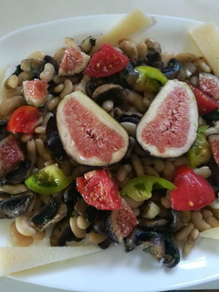 Una foto de Judías blancas con champiñones y fruta