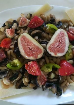 Foto principal de Judías blancas con champiñones y fruta