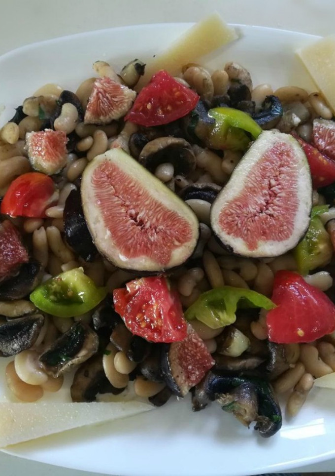 Una foto de Judías blancas con champiñones y fruta