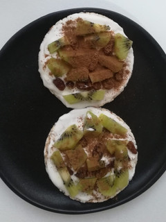 Una foto de Tortitas con kiwi y pasas