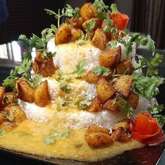 A picture of Sindhi dal chawal with fried potatoes.