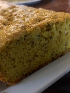 Una foto de PAN DE HARINA DE GARBANZO, ORÉGANO y CÚRCUMA (muy fácil, sin gluten)