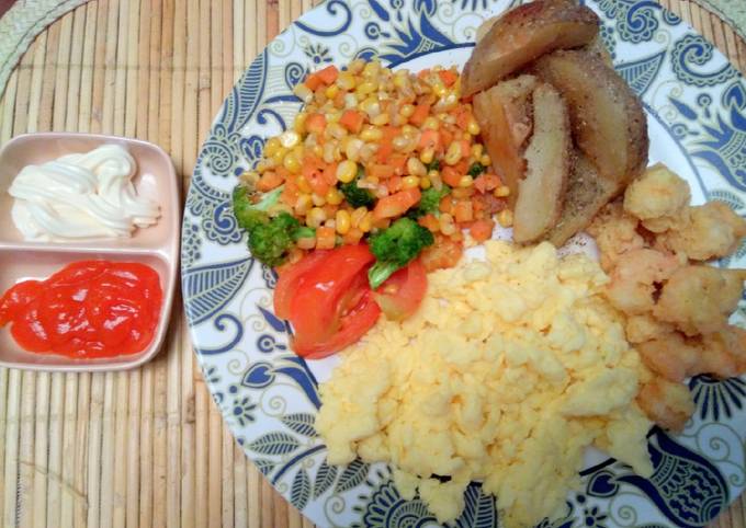 Langkah Mudah untuk Membuat Simple Breakfast (scramble egg, potato wedges, udang, sayuran) Anti Gagal