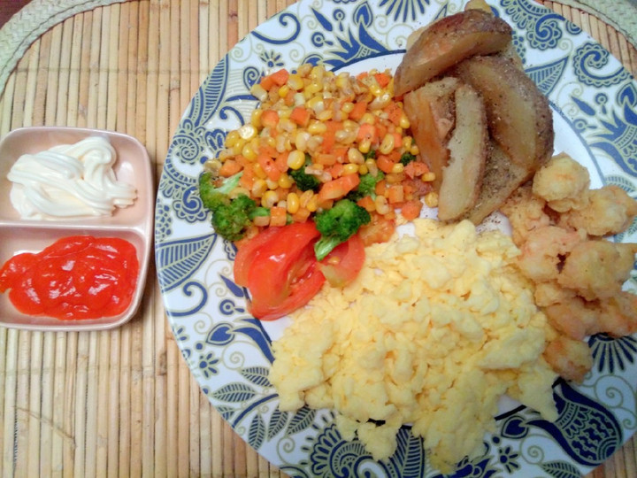 Langkah Mudah untuk Membuat Simple Breakfast (scramble egg, potato wedges, udang, sayuran) Anti Gagal