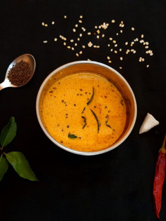 ரெட் தேங்காய் சட்னி (Red thenkaai chutney recipe in tamil) செய்முறை முக்கிய புகைப்படம்