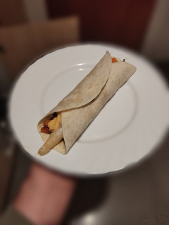 Una foto de Tortitas de verduras con salsa de queso