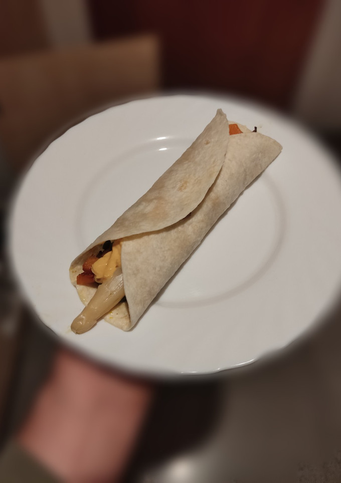 Una foto de Tortitas de verduras con salsa de queso