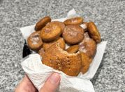 Una foto de tortas fritas con harina 000 con azúcar