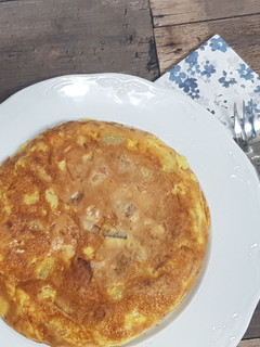 Una foto de Tortilla de patatas con queso de cabra