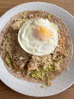 Una foto de Tortita de aguacate y pollo 🍗