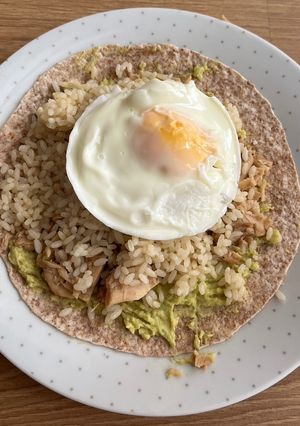 Una foto de Tortita de aguacate y pollo 🍗