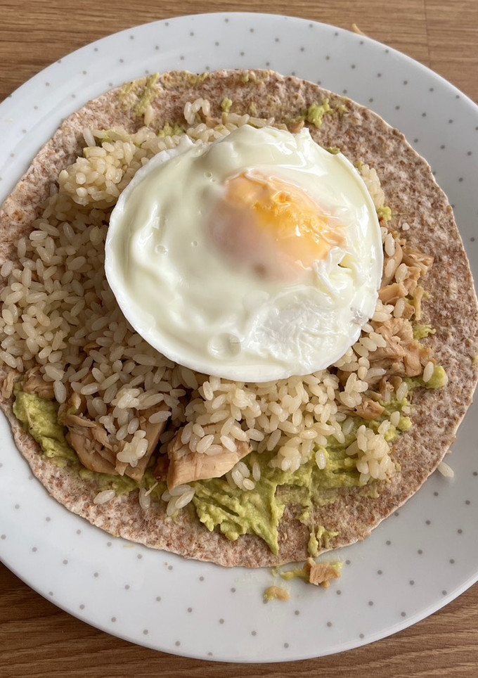 Una foto de Tortita de aguacate y pollo 🍗
