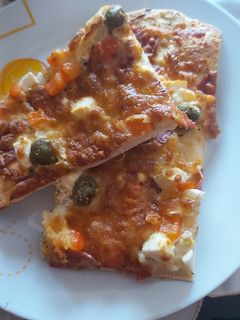 Tejföl- fokhagymás kolbàszos pizza 🍕🍕🍕 recept fotója
