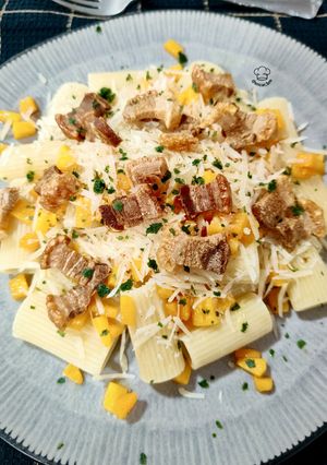 Una foto de Rigatoni con calabaza trufada y torreznos