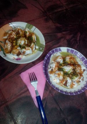 A picture of Khatti meethi smoking dahi bhalla.