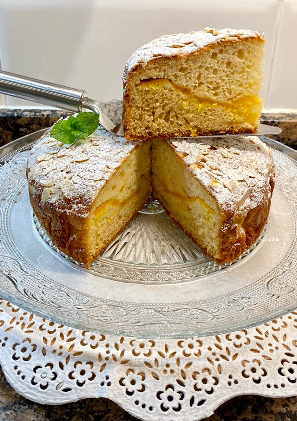 Una foto de Pastel de albaricoques y almendras