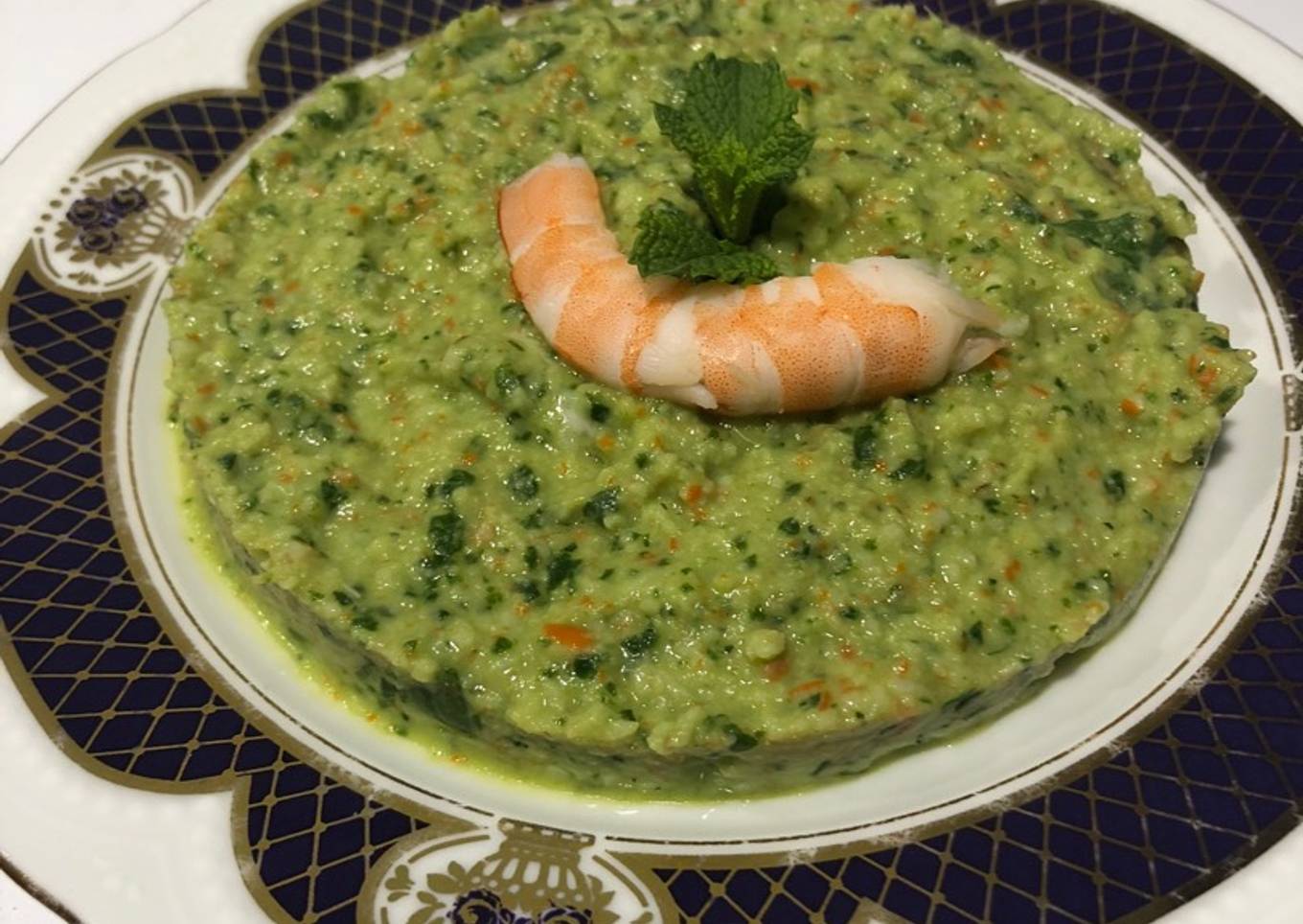 Ensaladilla fresca de aguacate y langostinos con hierbabuena
