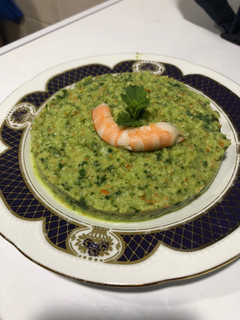 Una foto de Ensaladilla fresca de aguacate y langostinos con hierbabuena