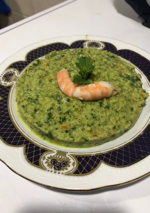 Foto principal de Ensaladilla fresca de aguacate y langostinos con hierbabuena