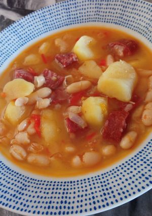 Una foto de Caraotas blancas con chorizo